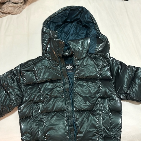 ALO Pearlized Pristine Puffer Jacket - Midnight Green (Sleeve Damage) Size M 💚 - Picture 2 of 9